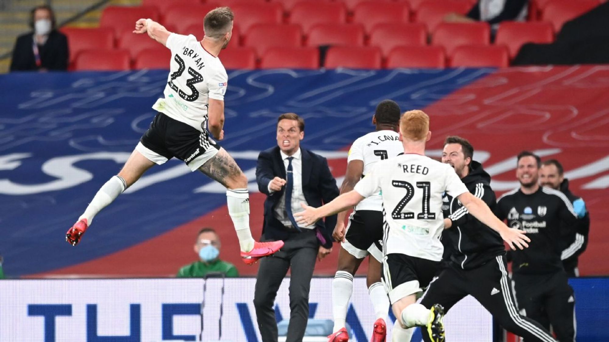 他迅速传球 他迅速传球